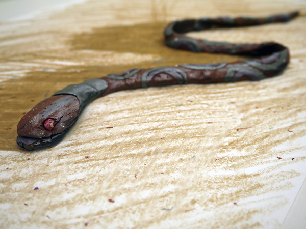 完成した蛇の粘土制作の写真