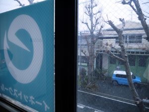 踊り場から見る雪の風景の写真