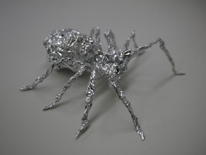 アルミホイルで制作した蜘蛛の写真